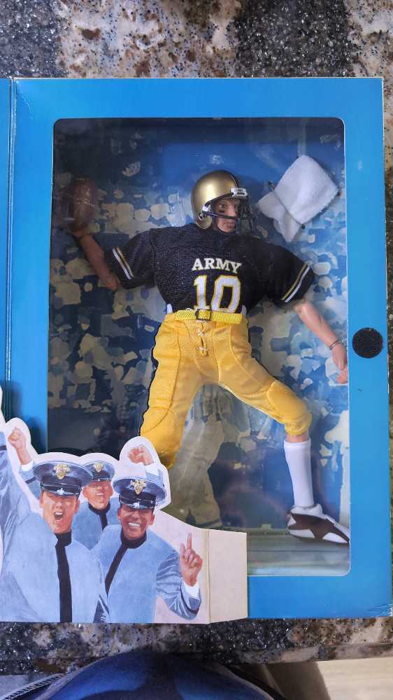 G.I. Joe Army Classic Collection - Football Quarterback - Hasbro (G.I. Joe Classic Collection) action figure collectible [Barcode 076281814612] - Main Image 3