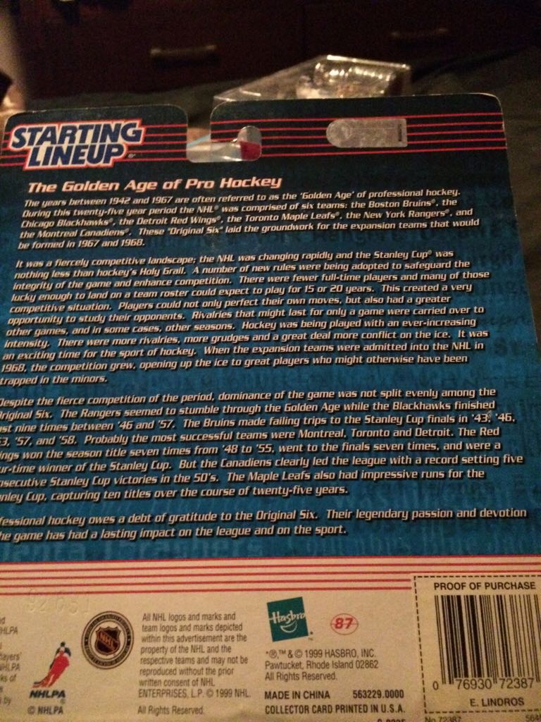 Eric Lindros - Hasbro (Starting Lineup Hockey) action figure collectible [Barcode 076930723876] - Main Image 2