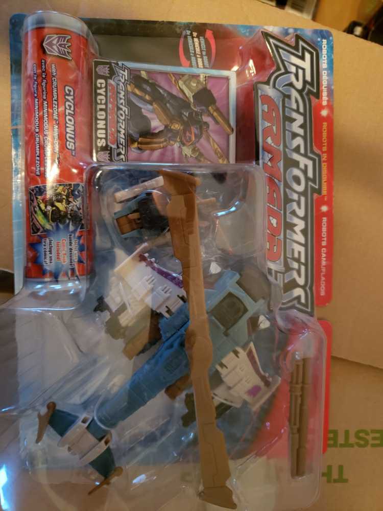 Cyclonus With Crumplezone - Hasbro (Armada) action figure collectible [Barcode 076930807187] - Main Image 2