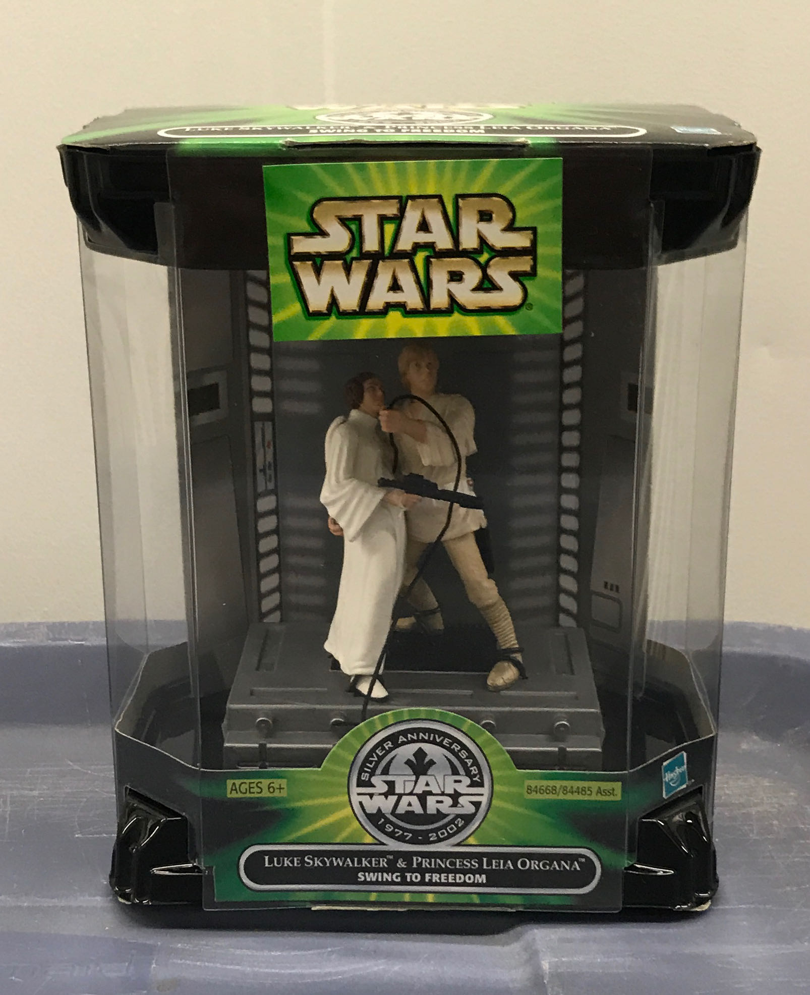 Boxset Figure. Princess Leia Organa (Swing to Freedom) - Hasbro (POTJ 3.75” 2000- 2002: ANH 25th Anniversary) action figure collectible [Barcode 076930846681] - Main Image 3