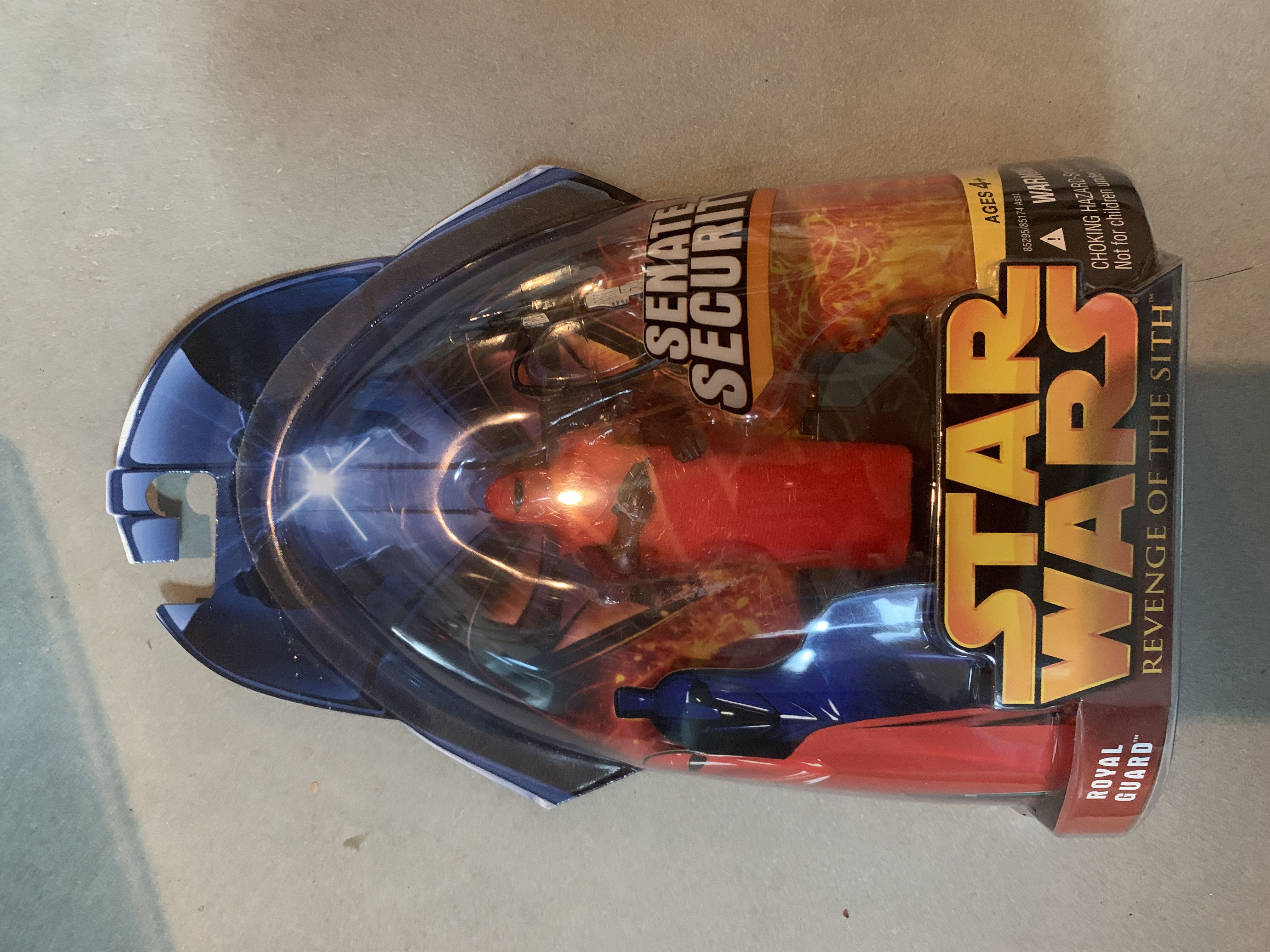 Royal Guard (Senate Security) - Star Wars (Revenge Of The Sith) - Hasbro (Star Wars) action figure collectible [Barcode 076930852958] - Main Image 3