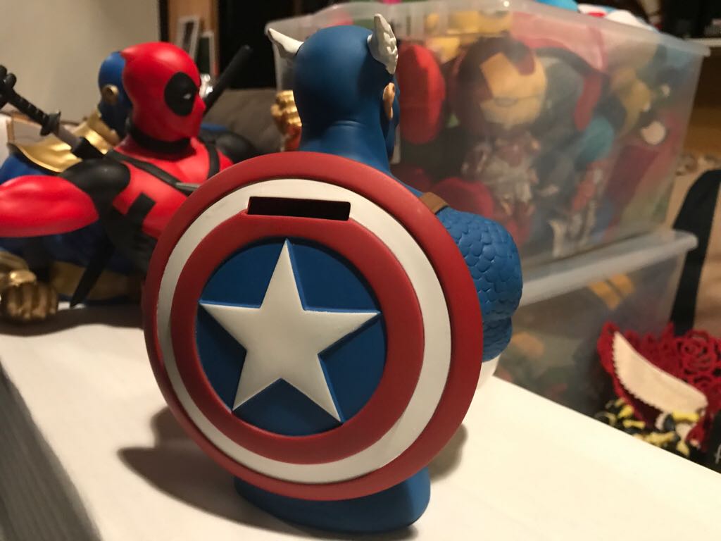 Captain America: Marvel Comics Bust - Bank - Monogram action figure collectible [Barcode 077764670138] - Main Image 2