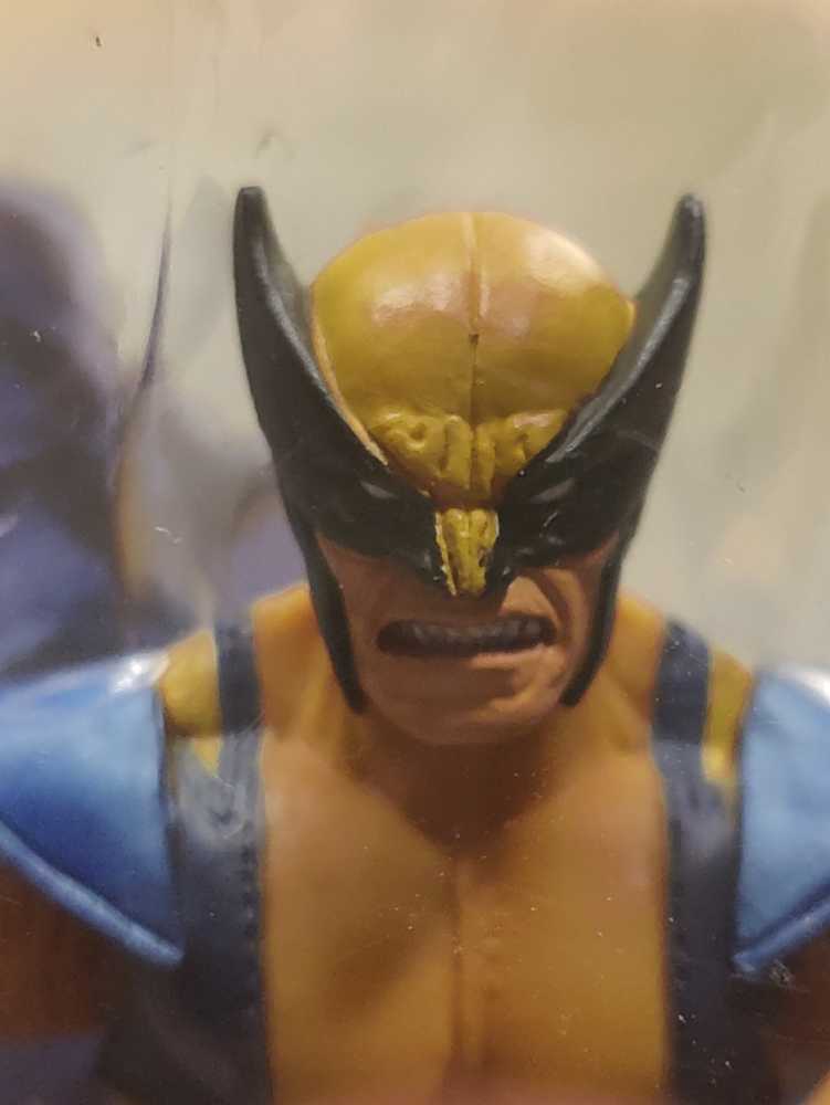 Wolverine (Astonishing) - Toybiz (Marvel Legends) action figure collectible [Barcode 086892711668] - Main Image 3