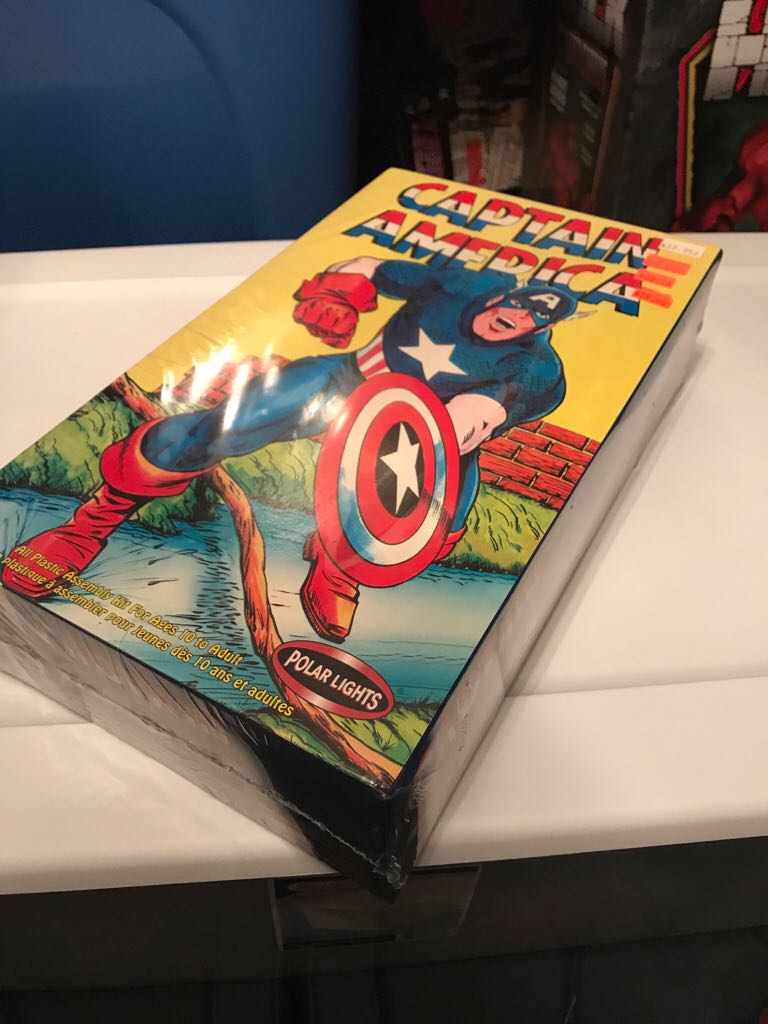 Captain America Polar Lights Model Kit  action figure collectible [Barcode 090733041043] - Main Image 2