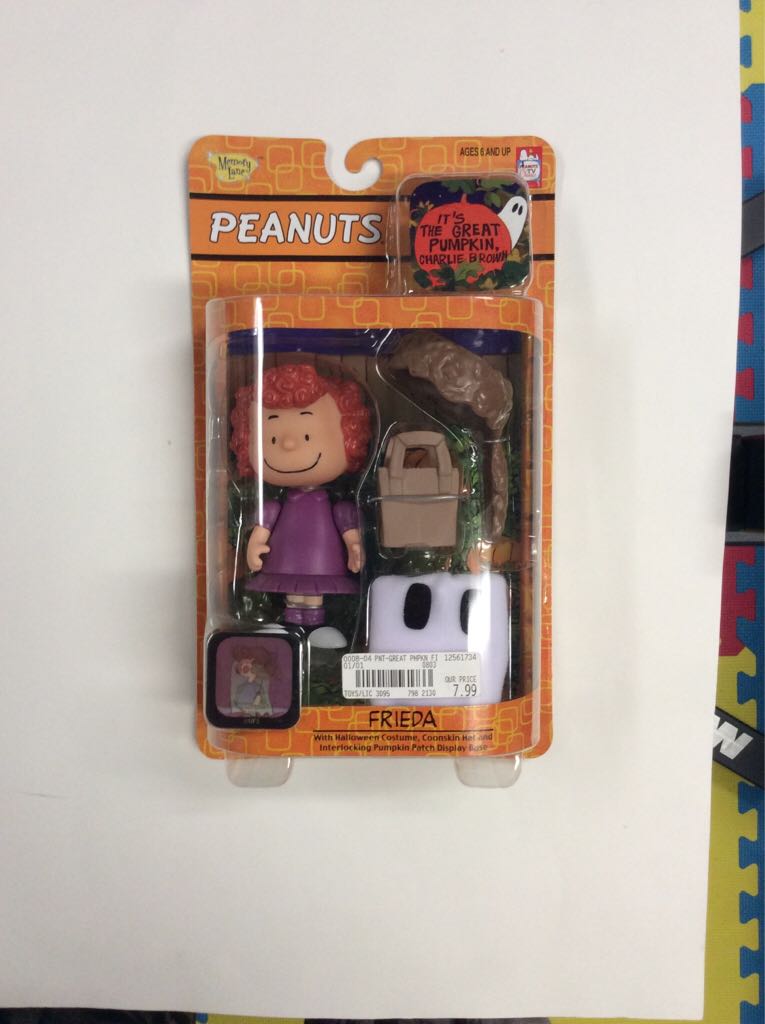 Peanuts It’s The Great Pumpkin Charlie Brown Frieda - Playing Mantis Inc. action figure collectible [Barcode 090733077592] - Main Image 1
