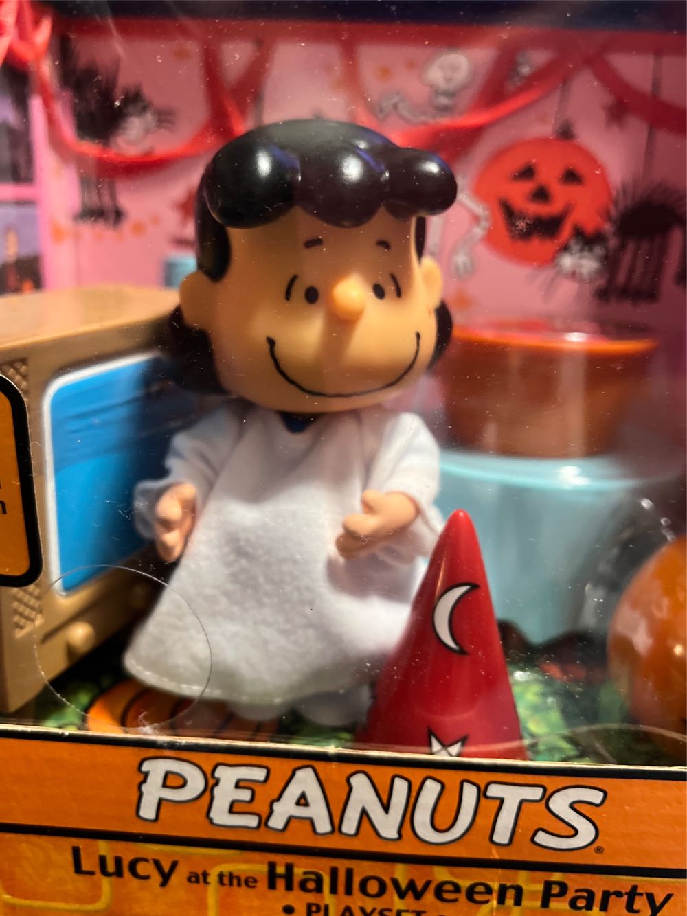 Peanuts It’s The Great Pumpkin Charlie Brown Lucy At The Halloween Party Play Set - Playing Mantis Inc. action figure collectible [Barcode 090733077677] - Main Image 2