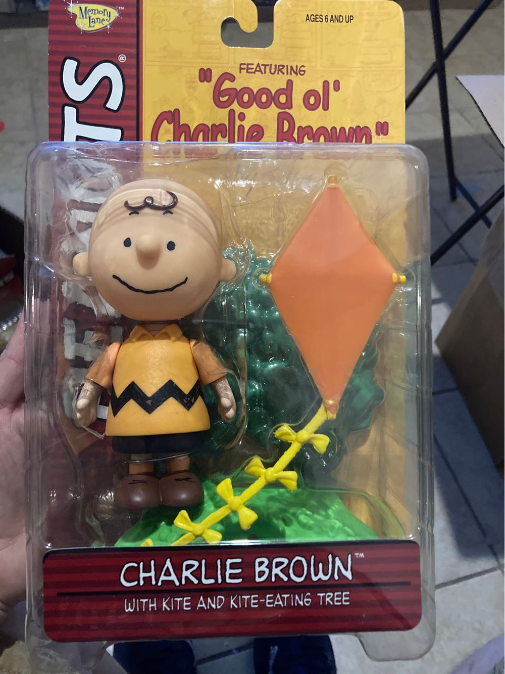 Peanuts: Charlie Brown W/Kite - Playing Mantis Inc. (Peanuts) action figure collectible [Barcode 090733077714] - Main Image 2