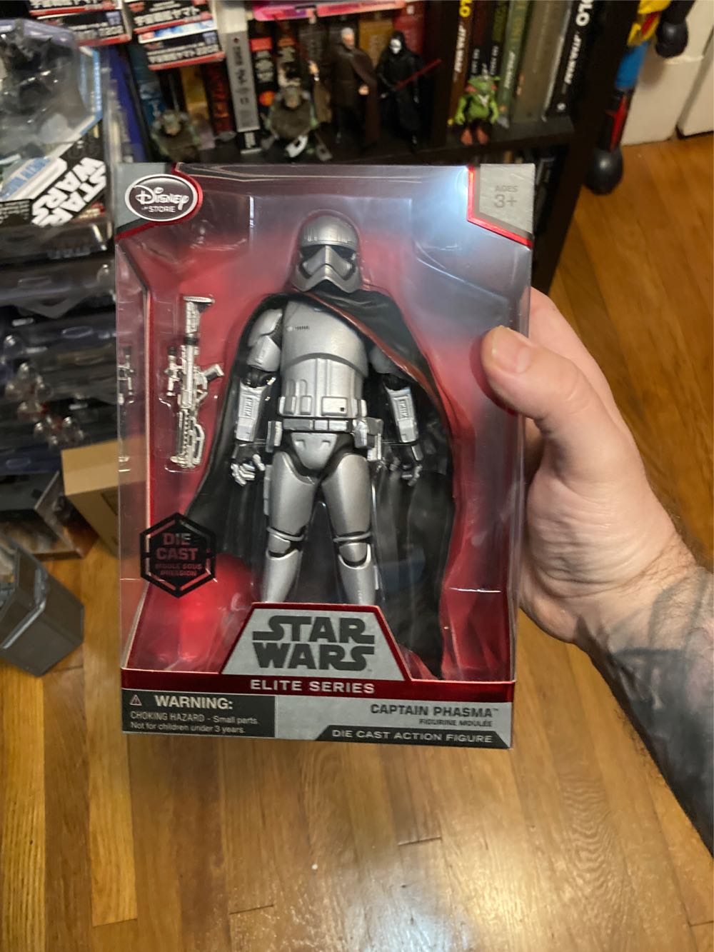 Captain Phasma - Disney (Elite Series Die Cast (2017 - 2018)) action figure collectible [Barcode 461722713041] - Main Image 3