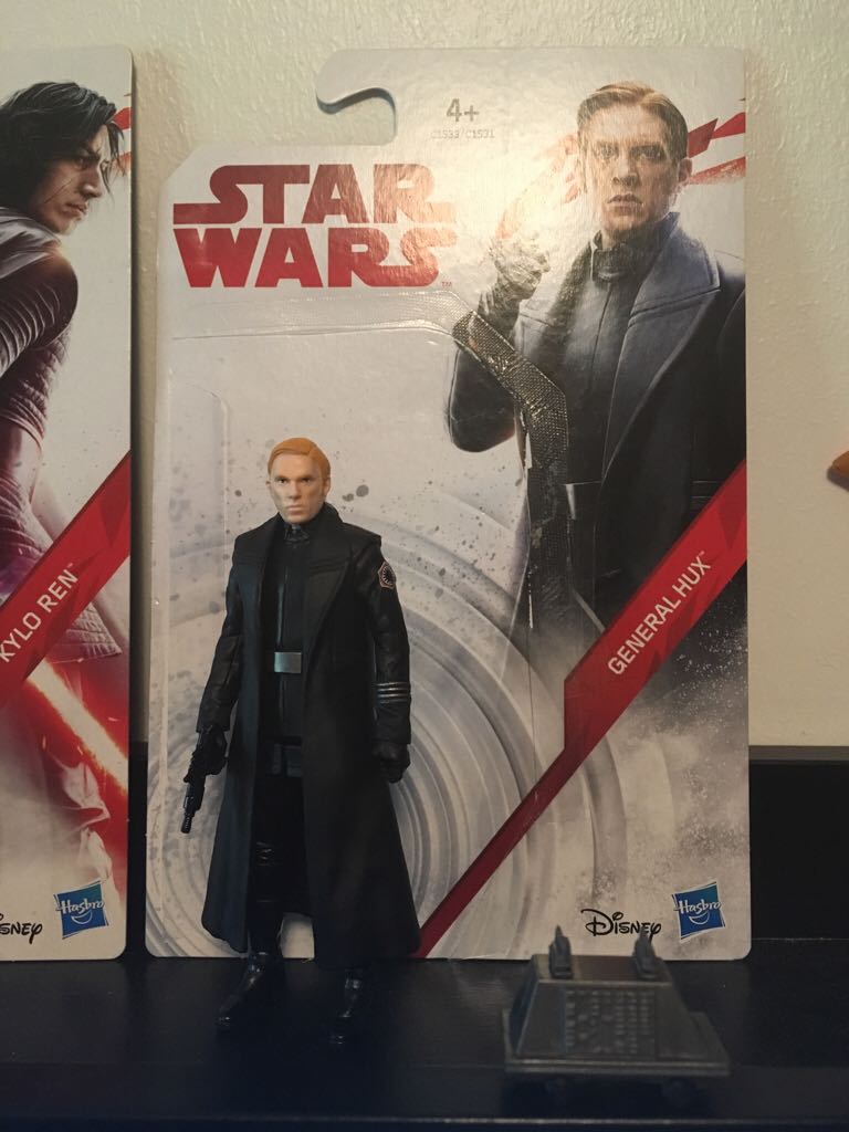 General Hux - Hasbro (Premier Ordre) action figure collectible [Barcode 5010993364466] - Main Image 2