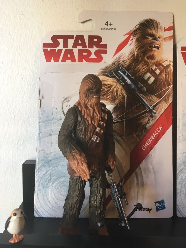 Chewbacca (with Porg) - Disney Hasbro (The Last Jedi) action figure collectible [Barcode 5010993364503] - Main Image 2