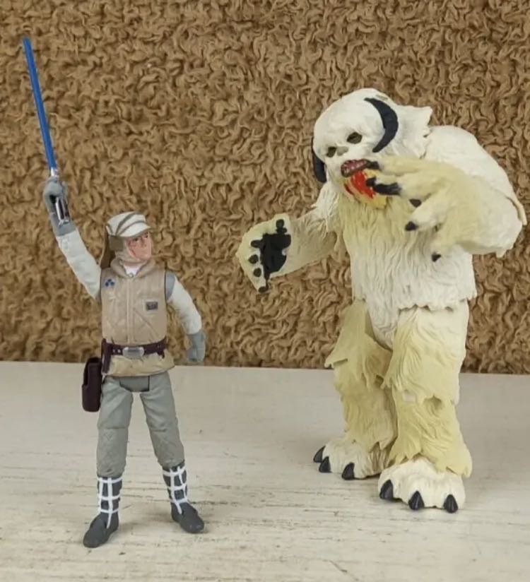 Wampa and Luke Skywalker (Hoth) - Hasbro (Empire Strikes Back) action figure collectible [Barcode 5010993448548] - Main Image 3