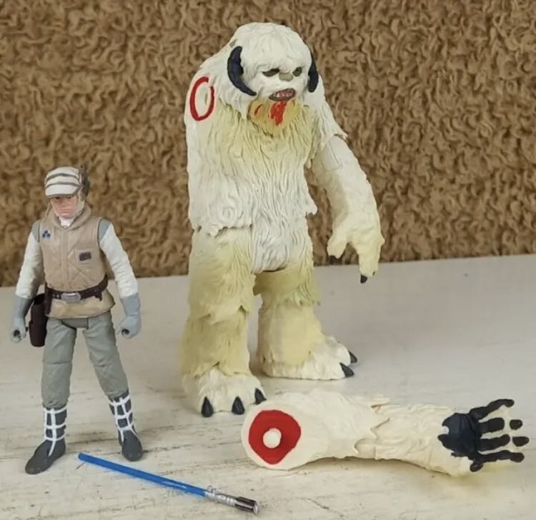 Wampa and Luke Skywalker (Hoth) - Hasbro (Empire Strikes Back) action figure collectible [Barcode 5010993448548] - Main Image 4