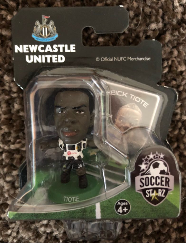 SoccerStarz - Newcastle United - Cheick Tiote L - Creative Toys Company action figure collectible [Barcode 5060220221680] - Main Image 2