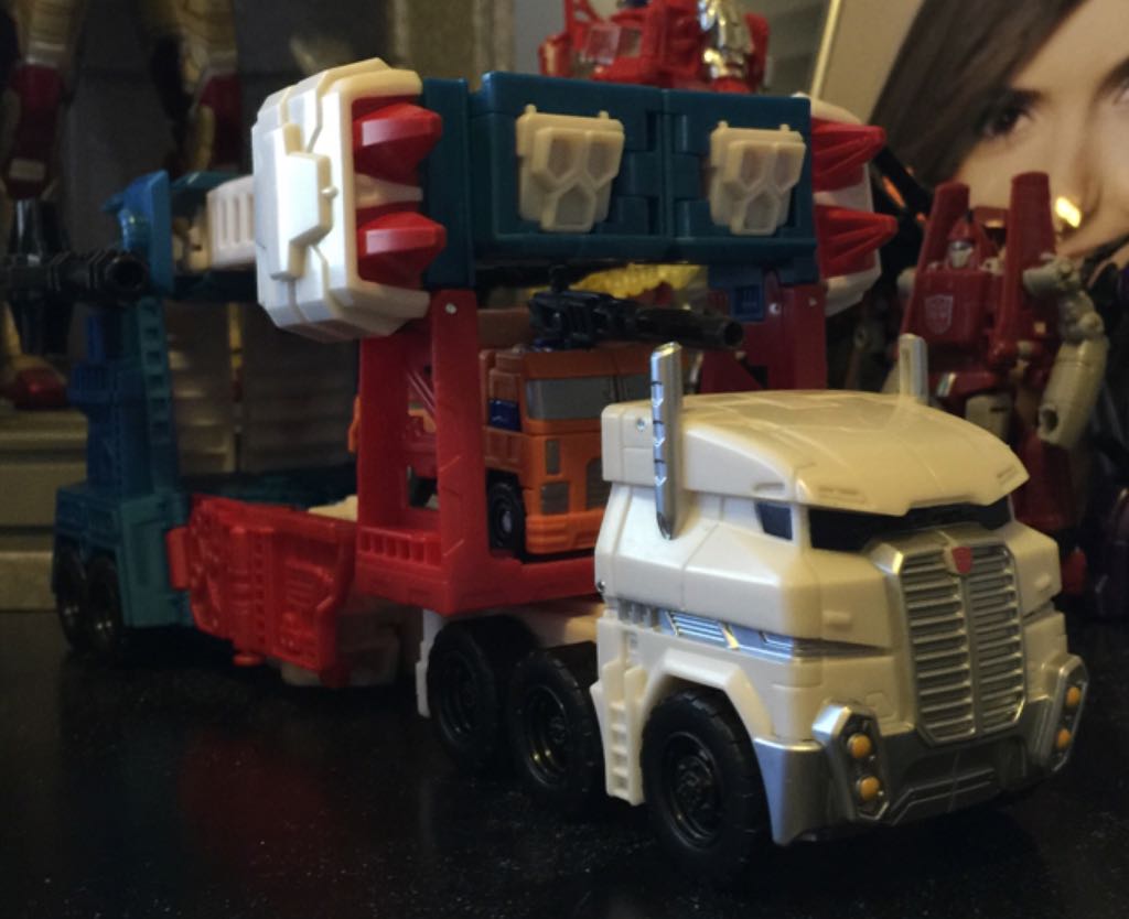 Transformers Combiner Wars Ultra Magnus - Hasbro (Combiner Wars) action figure collectible [Barcode 630509308545] - Main Image 2