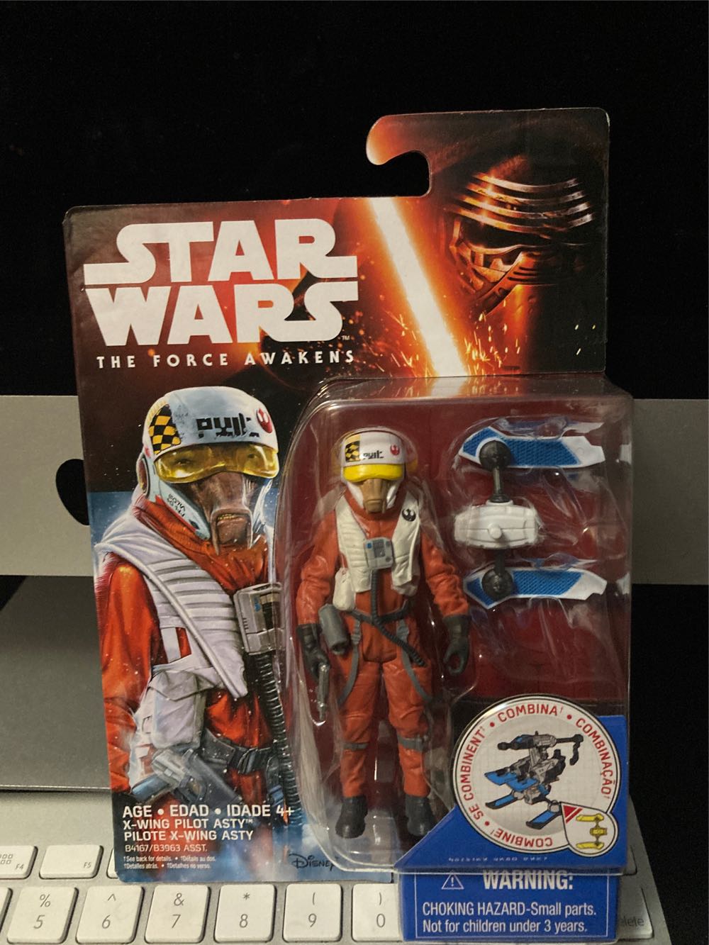 X-wing Pilot Asty - Hasbro (Resistance) action figure collectible [Barcode 630509371877] - Main Image 3