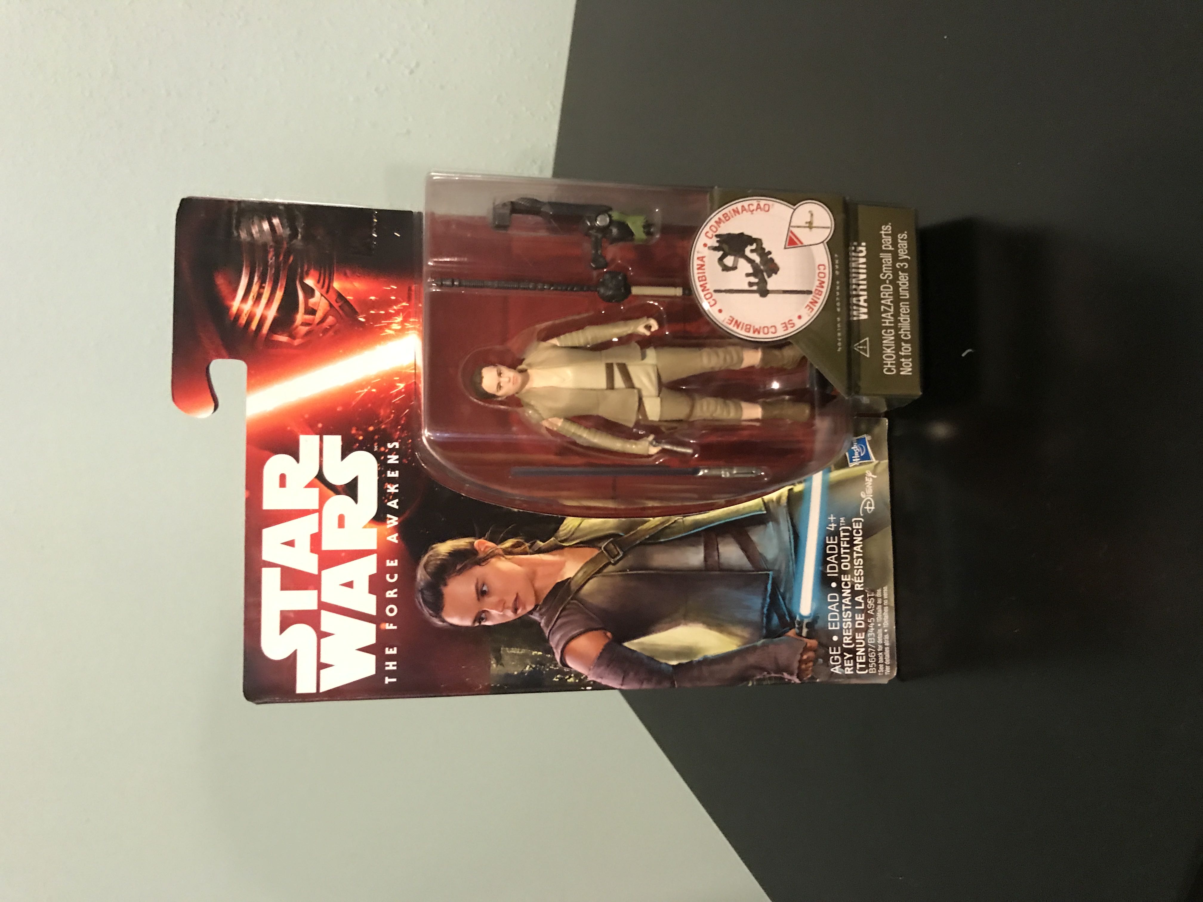 Rey (Resistance Outfit) - Hasbro (The Force Awakens) (Star Wars:  The Force Awakens) action figure collectible [Barcode 630509407323] - Main Image 3