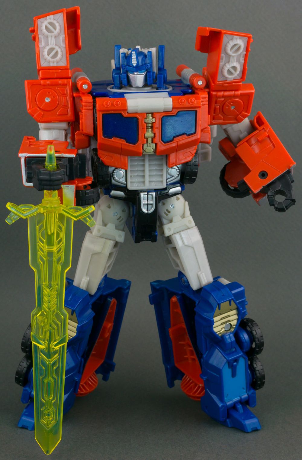 Optimus Prime & Diac  - Hasbro (Transformers Generations: Titans Return) action figure collectible [Barcode 630509494323] - Main Image 3