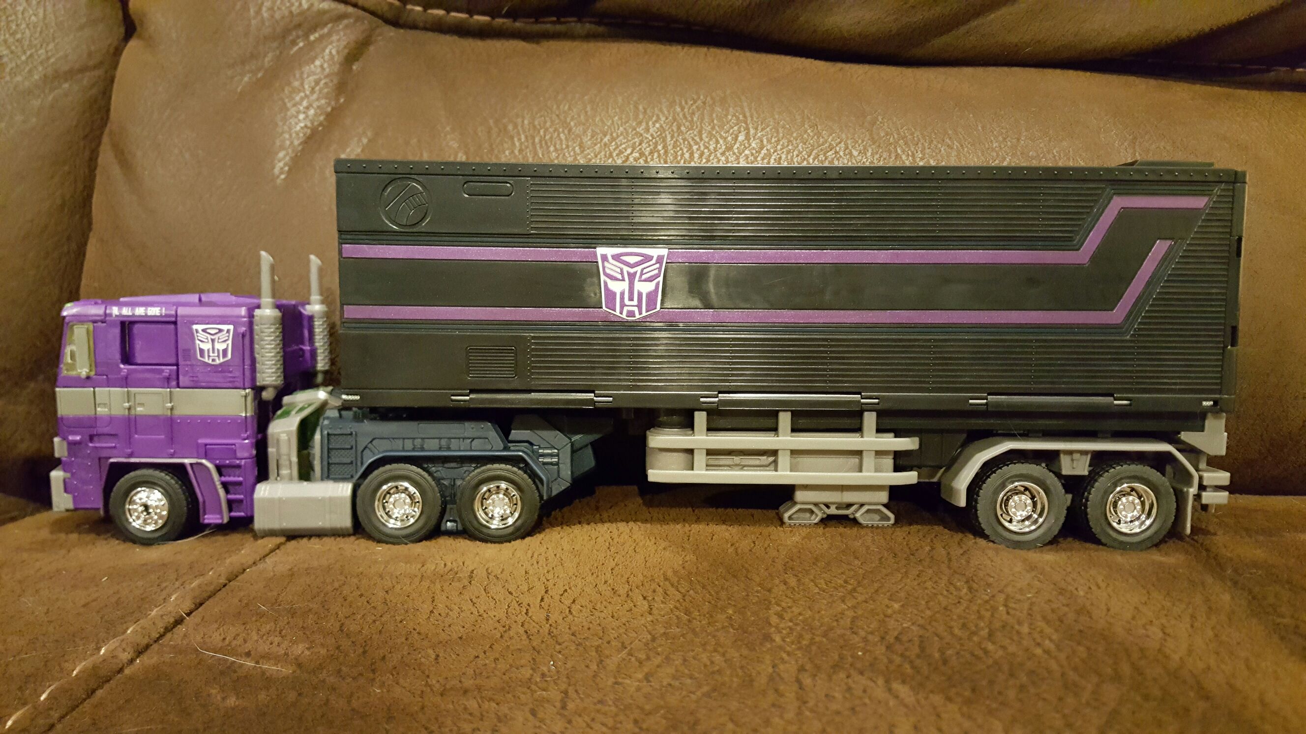 Optimus Prime - Shattered Glass - Hasbro (Masterpiece MP-10 Collection) action figure collectible [Barcode 630509503599] - Main Image 2