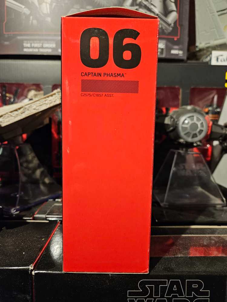 Titanium # 06 Captain Phasma - Hasbro (Star Wars The Black Series Titanium) action figure collectible [Barcode 630509552559] - Main Image 3