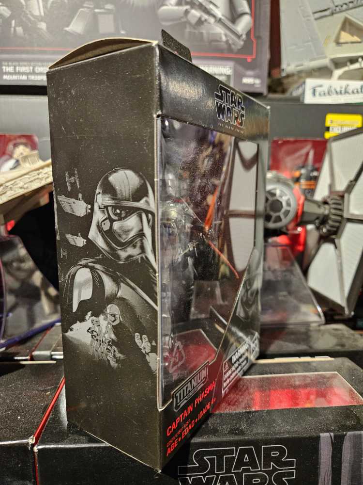 Titanium # 06 Captain Phasma - Hasbro (Star Wars The Black Series Titanium) action figure collectible [Barcode 630509552559] - Main Image 4
