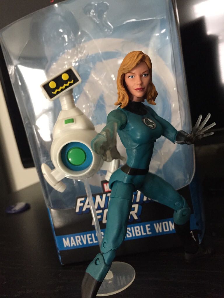 Invisible Woman - Hasbro (Legends Series) action figure collectible [Barcode 630509565054] - Main Image 2