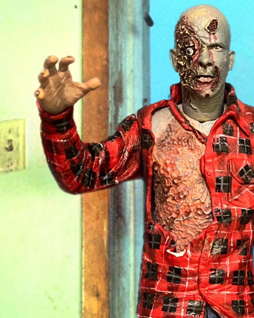 Plaid Shirt Zombie - Neca (Dawn Of The Dead (1978)) action figure collectible [Barcode 634482420218] - Main Image 3