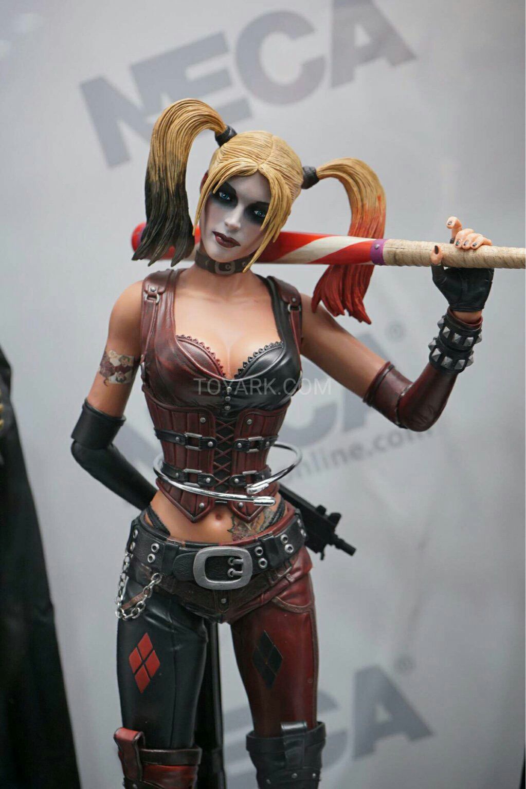 Harley Quinn - Neca (Batman Arkham City) action figure collectible [Barcode 634482614365] - Main Image 2
