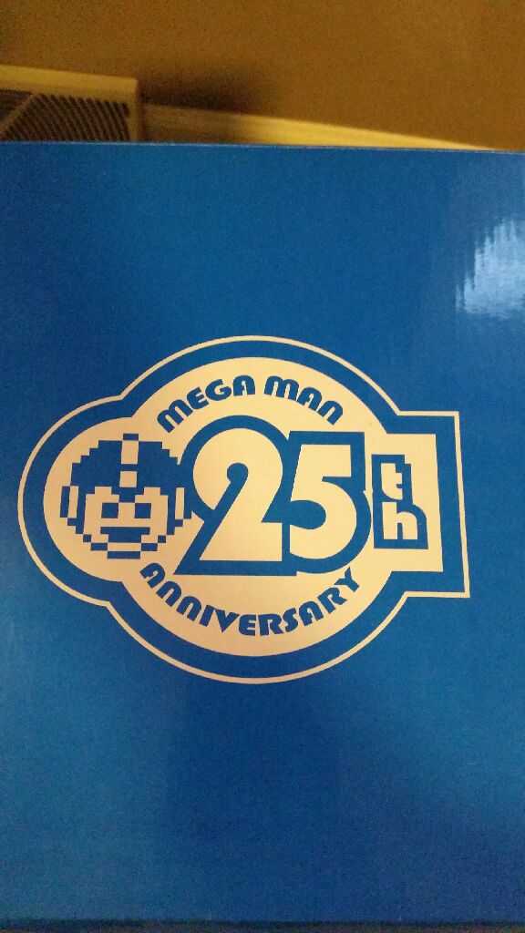 Mega Man 25th Anniversary pewter statue - Capcom action figure collectible [Barcode 646703010214] - Main Image 2