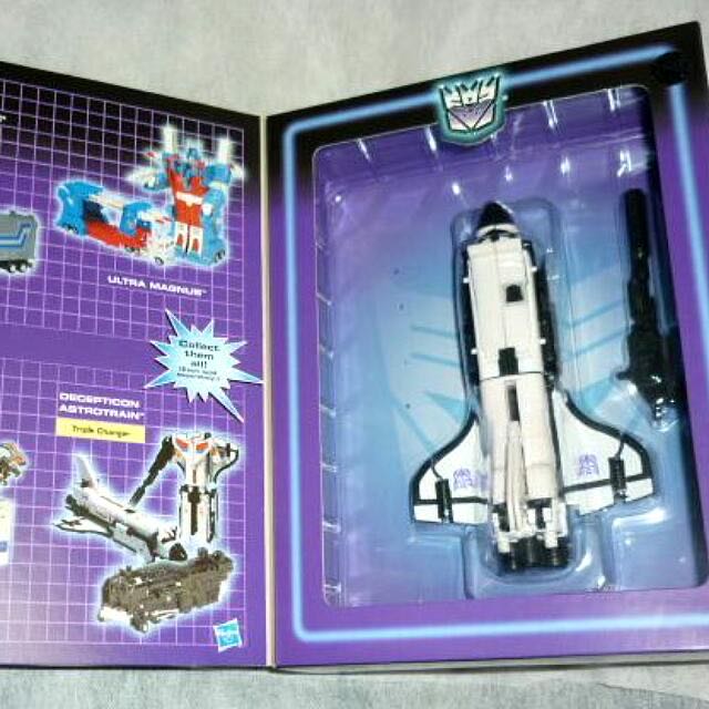 Astrotrain - Hasbro (Commemorative Series) action figure collectible [Barcode 653569008804] - Main Image 2
