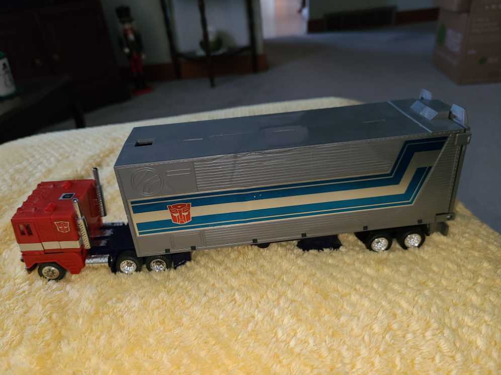 Optimus Prime - Hasbro action figure collectible [Barcode 653569064176] - Main Image 2