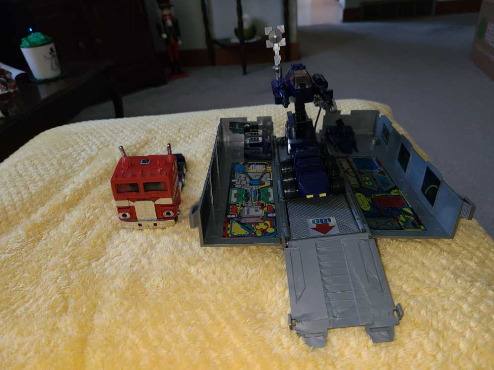 Optimus Prime - Hasbro action figure collectible [Barcode 653569064176] - Main Image 3