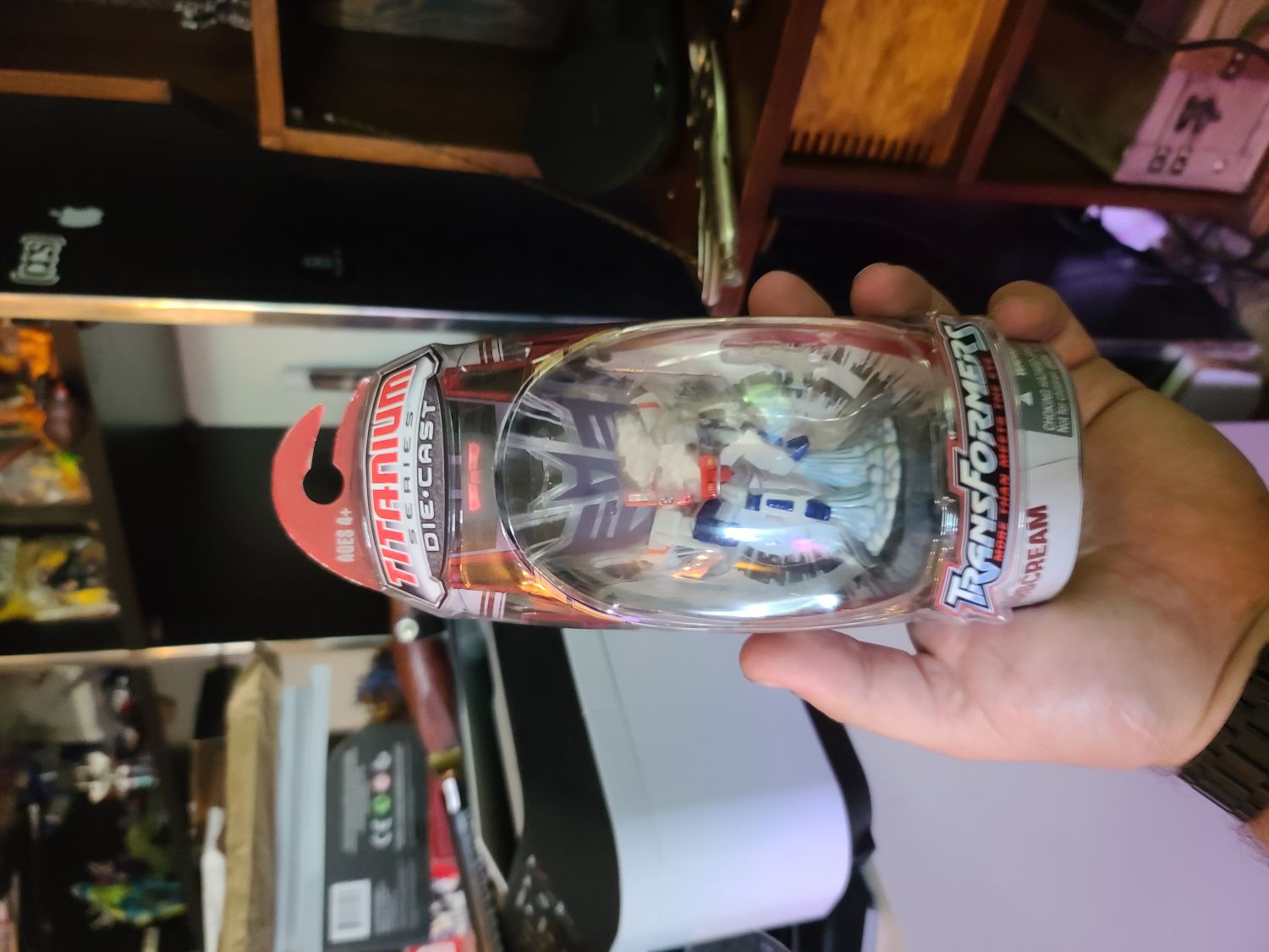 Transformers: Starscream - Hasbro (Transformers Titanium Series) action figure collectible [Barcode 653569153528] - Main Image 2