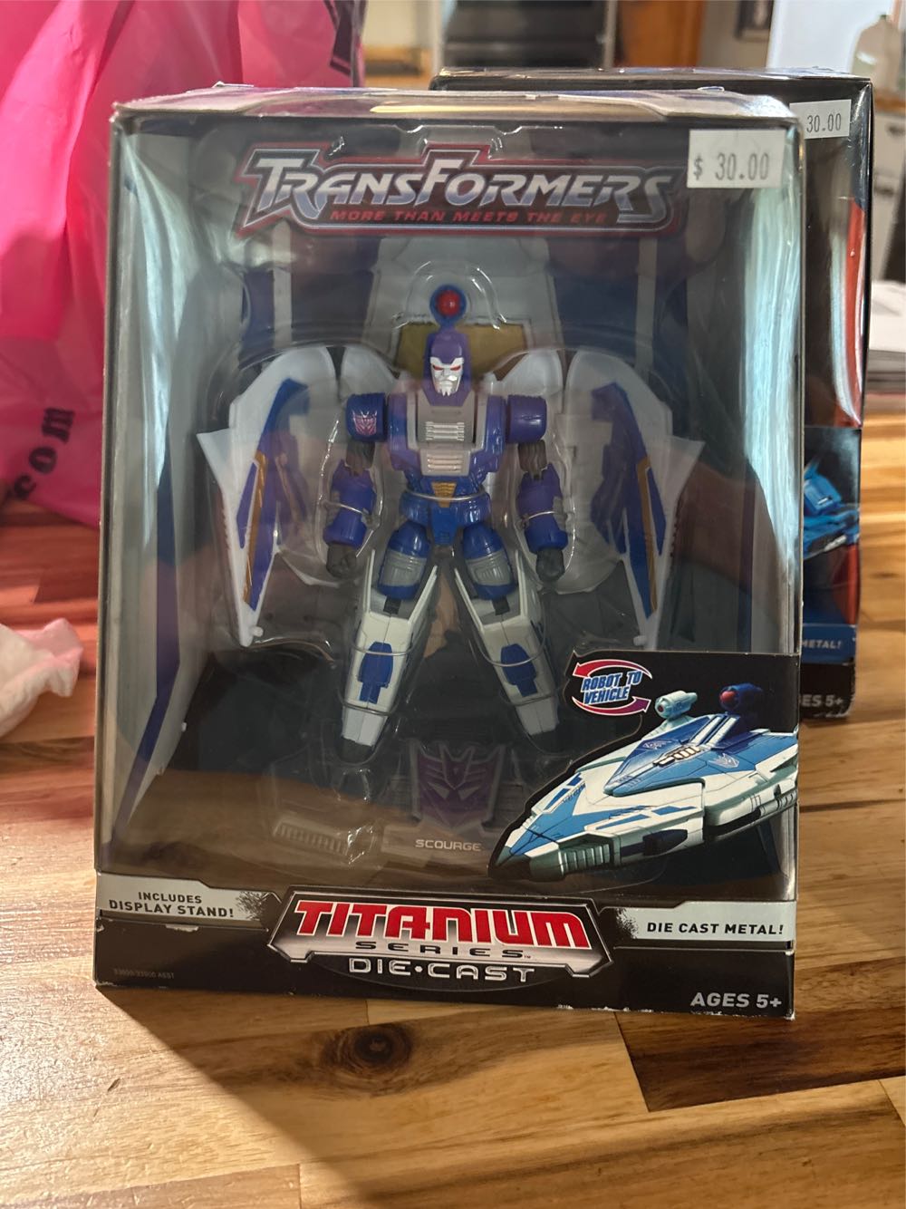 Scourge - Voyager Class - Hasbro (Transformers) action figure collectible [Barcode 653569172062] - Main Image 2