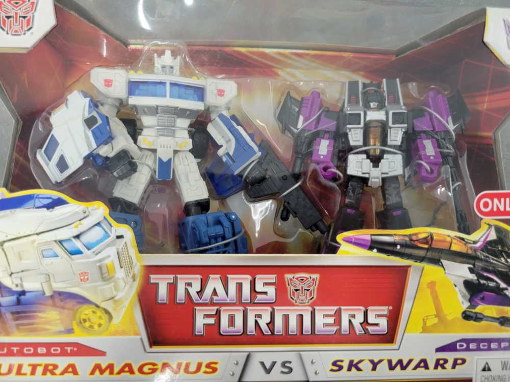 Ultra Magnus vs Skywarp 2nd Target - Hasbro (Classics) action figure collectible [Barcode 653569224587] - Main Image 2