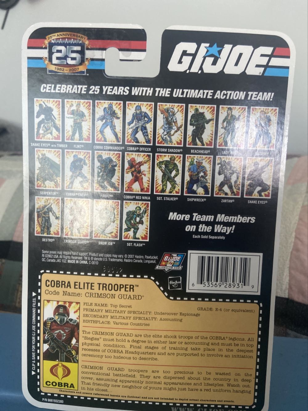 Crimson Guard V12 - Hasbro - G.I. Joe (G.I. Joe 3 3/4” 25th Anniversary) action figure collectible [Barcode 653569289319] - Main Image 3