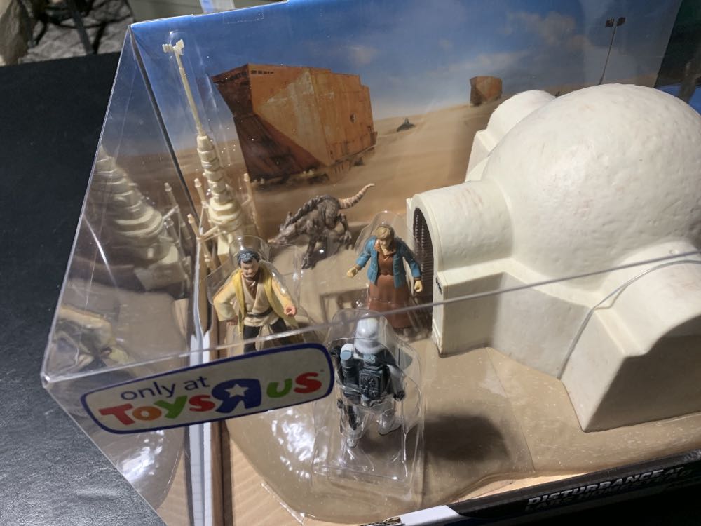 Disturbance at the Lars Homestead - Hasbro (Star Wars - Legacy Collection) action figure collectible [Barcode 653569354086] - Main Image 3