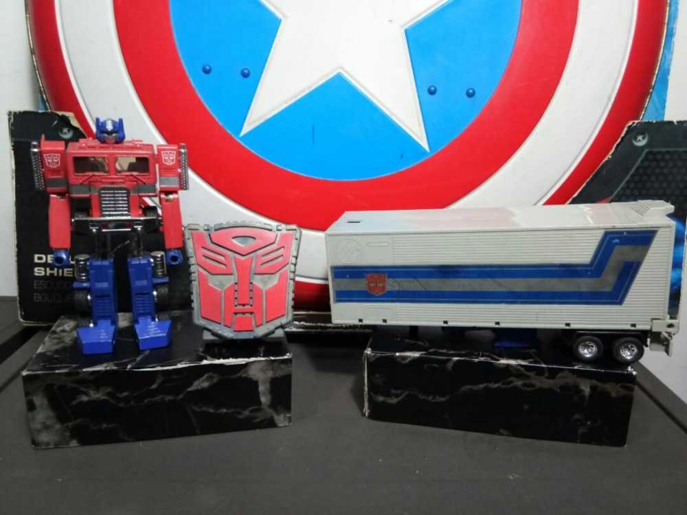 Hasbro Transformers Universe: 25th Anniversary Optimus Prime Robots Action Figu… - Hasbro (Deluxe Class) action figure collectible [Barcode 653569356455] - Main Image 4