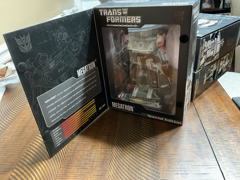 Transformers Special Edition Universe Megatron - Hasbro (Deluxe Class) action figure collectible [Barcode 653569388869] - Main Image 3