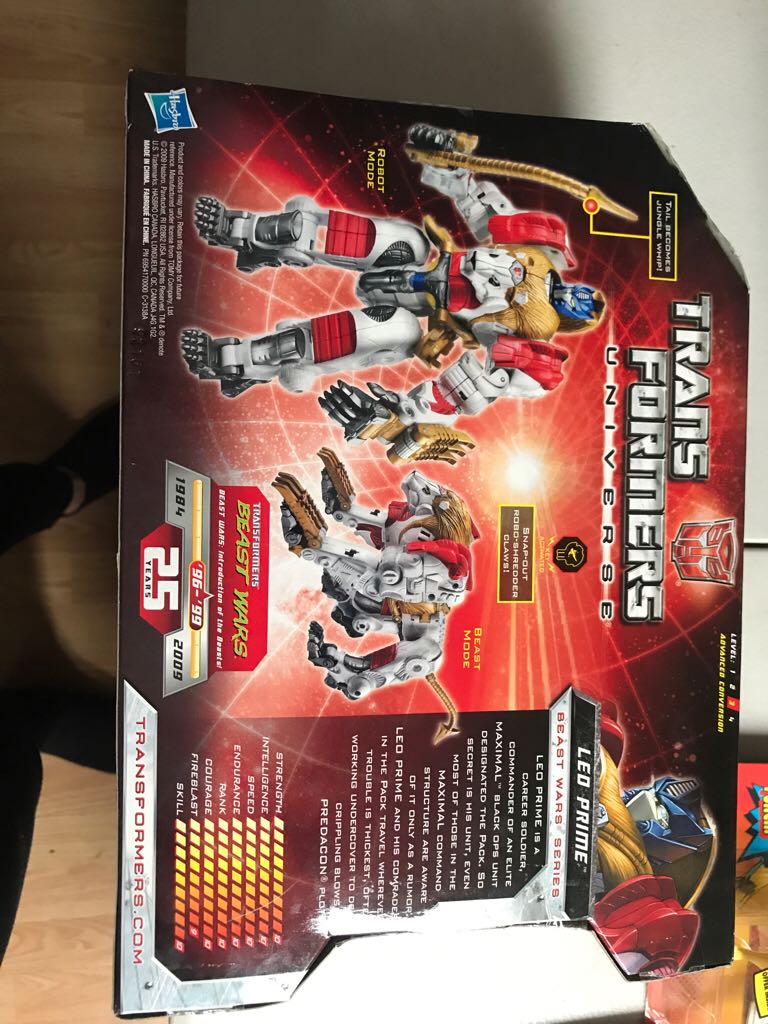 Transformers Universe - Leo Prime With Snap-out Claws  - Hasbro (Transformers Universe) action figure collectible [Barcode 653569444183] - Main Image 2