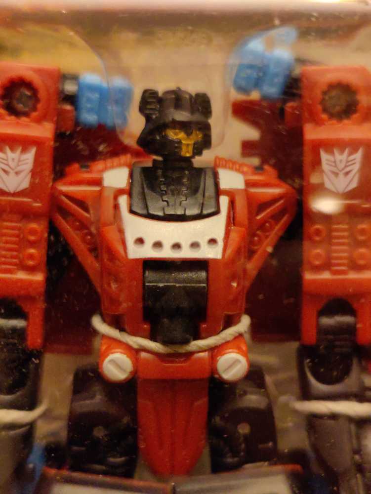 Smolder w/ Chopster - Hasbro (Transformers) action figure collectible [Barcode 653569493518] - Main Image 3