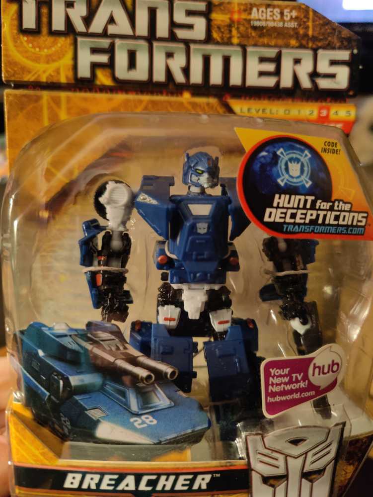 Breacher (2010) - Hasbro (Transformers Hunt For The Decepticons) action figure collectible [Barcode 653569503224] - Main Image 3