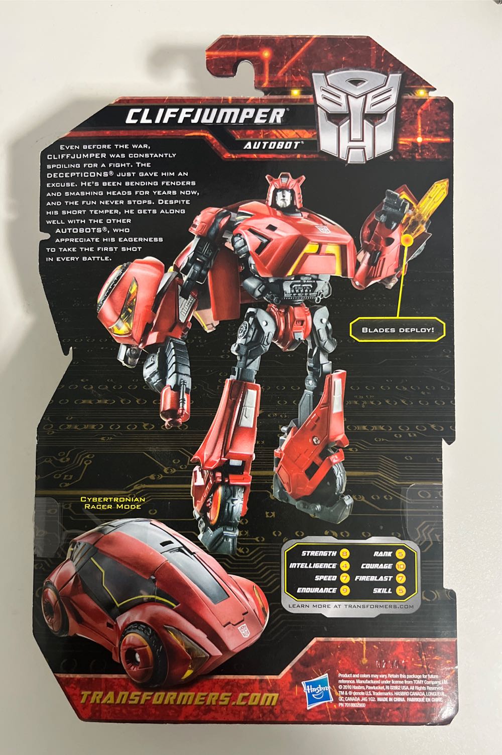 Transformers Generations: Cliffjumper - Hasbro (Generations) action figure collectible [Barcode 653569558316] - Main Image 2