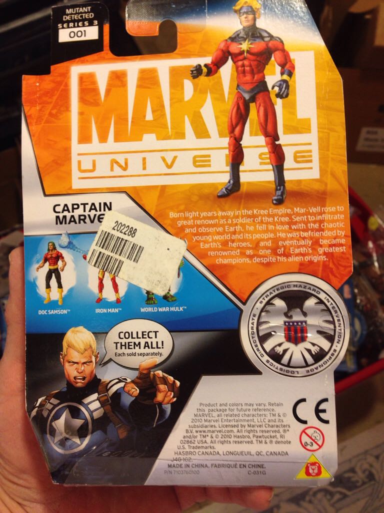 Captain Marvel - Hasbro (Marvel Universe) action figure collectible [Barcode 653569564089] - Main Image 2
