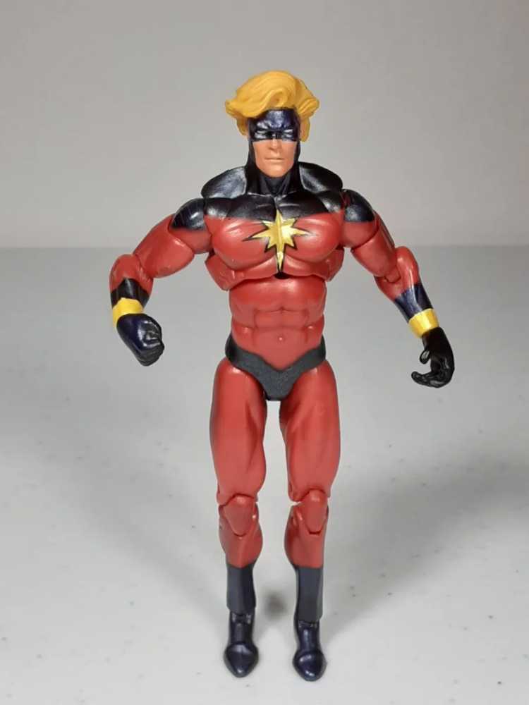 Captain Marvel - Hasbro (Marvel Universe) action figure collectible [Barcode 653569564089] - Main Image 3
