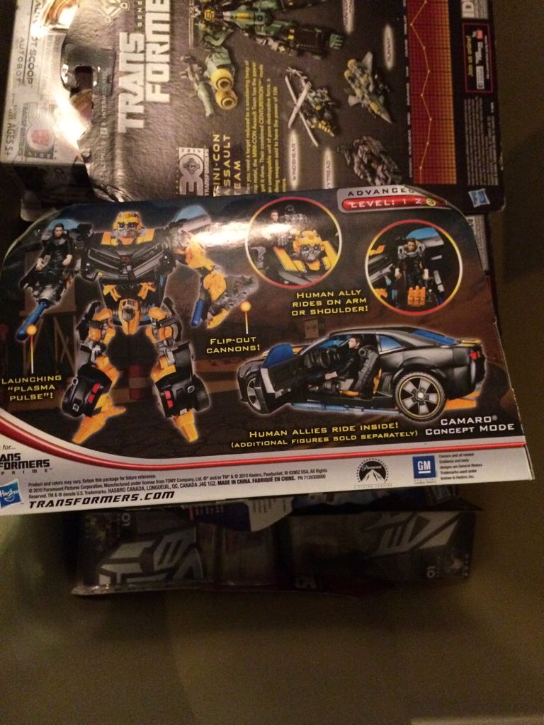 Transformers Dark Of The Moon: Bumblebee and Sam Witwicky - Hasbro (Deluxe Class) action figure collectible [Barcode 653569589686] - Main Image 2