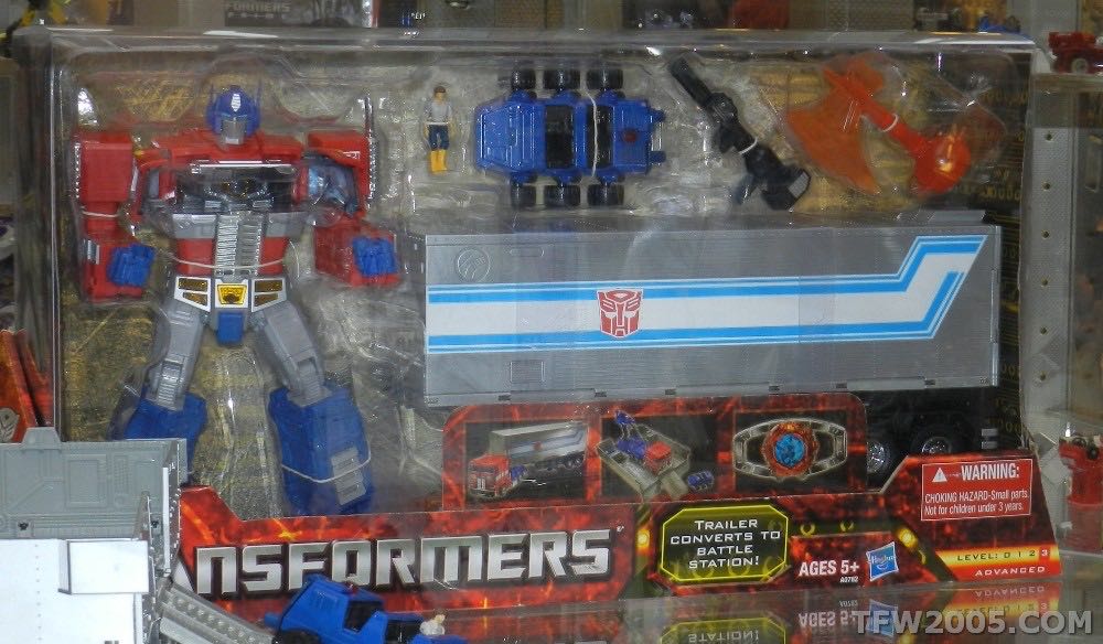 Optimus Prime - Hasbro (Transformers Masterpiece) action figure collectible [Barcode 653569776314] - Main Image 3