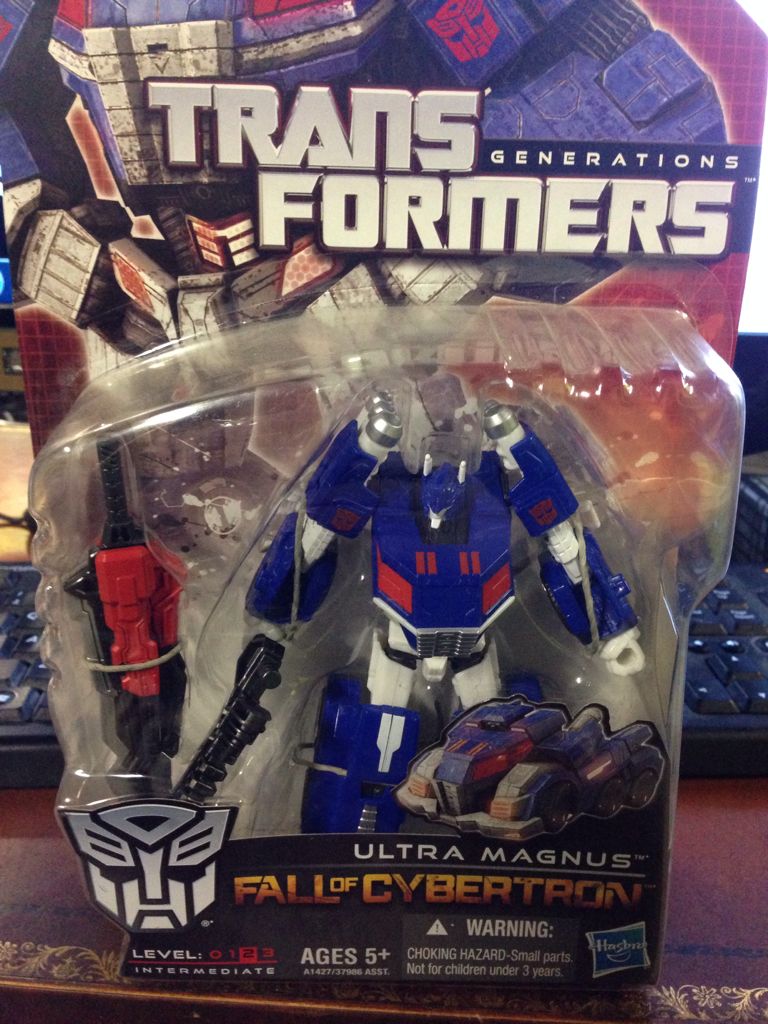 Ultra Magnus 1st Carded - Hasbro (Generations War For Cybertron) action figure collectible [Barcode 653569782377] - Main Image 1