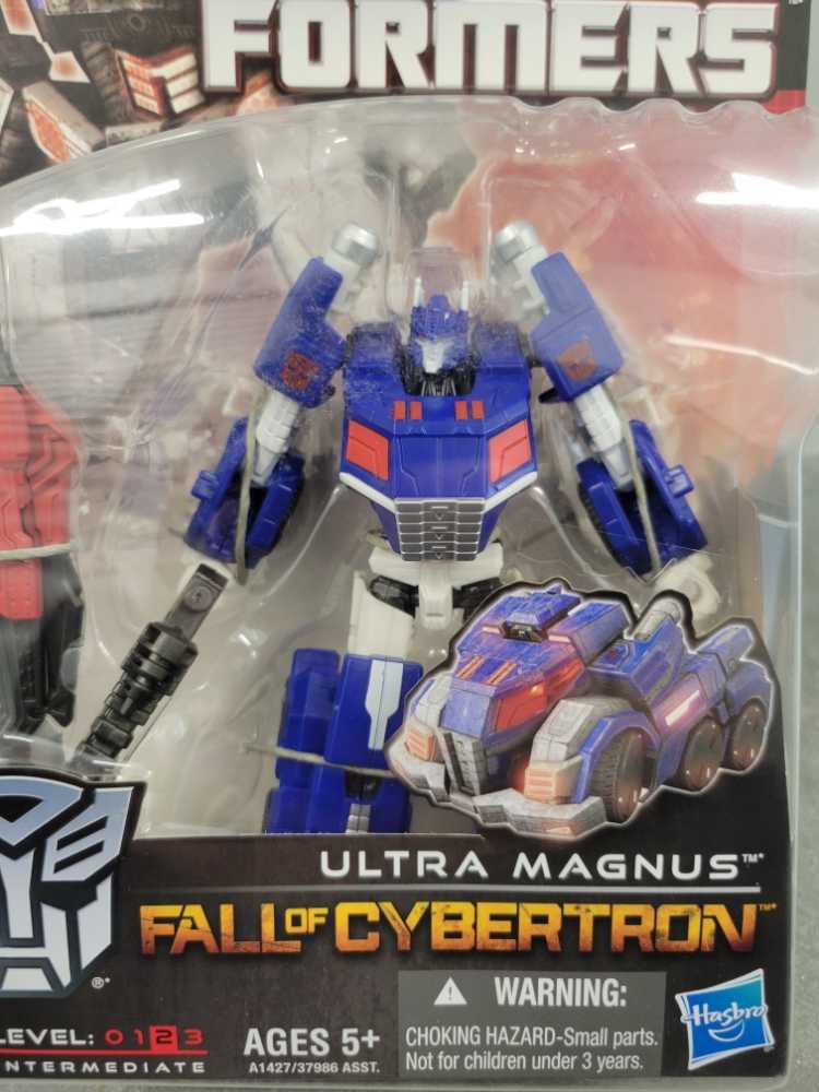 Ultra Magnus 1st Carded - Hasbro (Generations War For Cybertron) action figure collectible [Barcode 653569782377] - Main Image 2