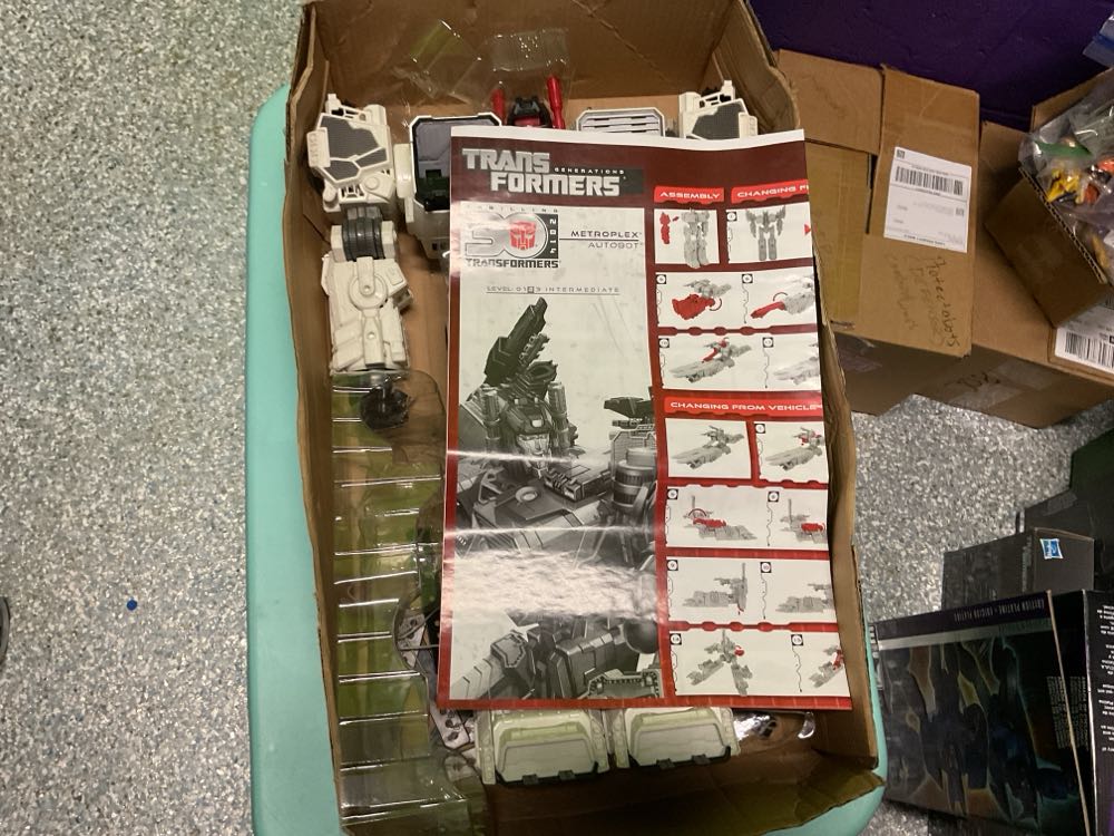 Metroplex - Hasbro (Generations) action figure collectible [Barcode 653569878216] - Main Image 3