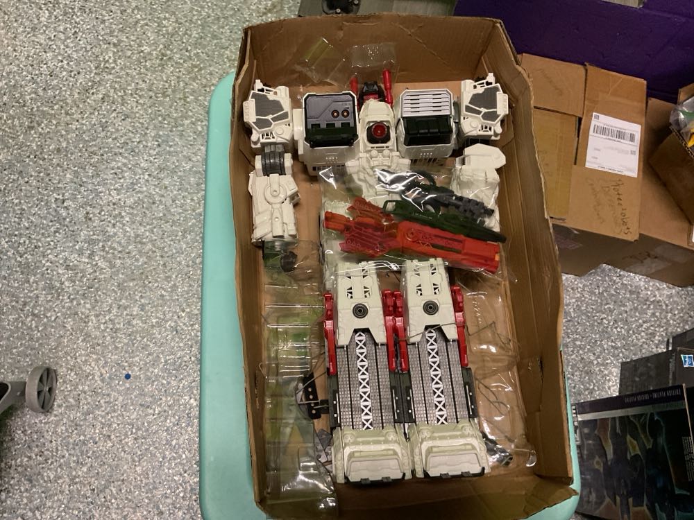 Metroplex - Hasbro (Generations) action figure collectible [Barcode 653569878216] - Main Image 4